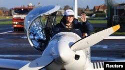 La piloto belga-británica Zara Rutherford, de 19 años, saluda después de su aterrizaje en el aeropuerto de Kortrijk-Wevelgem, tras un viaje alrededor del mundo en un avión ligero, convirtiéndose en la piloto más joven en dar la vuelta al planeta sola. REUTERS/Pascal Rossignol