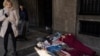 Una persona duerme en una acera en el centro de Buenos Aires, Argentina, el lunes 24 de junio de 2024. 
