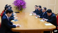 朝鲜劳动党副委员长金英哲（Kim Yong Chol）（右二）在平壤与韩国代表团会谈 - 韩通社提供照片