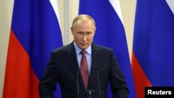 Presiden Rusia Vladimir Putin dalam konferensi pers di Sochi, Rusia, 8 Desember 2021. (Sputnik/Valeriy Sharifulin/Pool via Reuters)