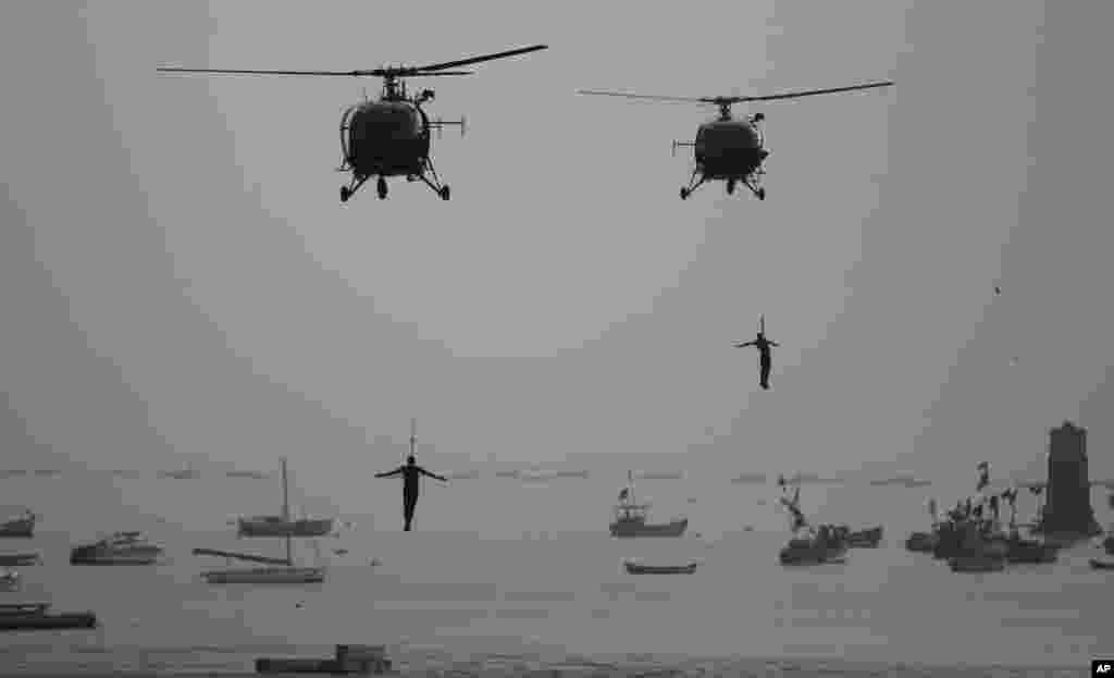 Pasukan komando Angkatan Laut India menunjukkan kemahiran mereka menjelang peringatan Hari Angkatan Laut India di kota Mumbai, India.