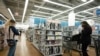 En esta foto de archivo del 25 de marzo de 2021, los compradores miran artículos en Bed, Bath and Beyond, en Nueva York, EE.UU. 