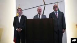 El diplomático noruego Dag Nylander (centro) habla a la prensa flanqueado por el delegado de la oposición venezolana Gerardo Blyde (izquierda) y el presidente de la Asamblea Nacional venezolana, Jorge Rodríguez (derecha), en Ciudad de México, 27 de septiembre de 2021.