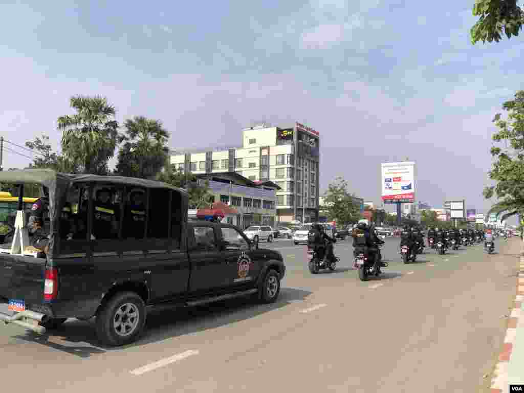 កម្លាំងសមត្ថកិច្ចចម្រុះ ដែលមានក្រុមកងរាជអាវុធហត្ថ និងកងកម្លាំងទាហានជាច្រើនរយនាក់ប្រដាប់ដោយអាវុធ ល្បាតនៅខាងមុខ អាកាសយានដ្ឋានអន្តរជាតិភ្នំពេញរង់ចាំការវិលត្រឡប់របស់លោក សម រង្ស៊ីមេដឹកនាំក្រុមជំទាស់នាថ្ងៃសៅរ៍ ទី០៩ វិច្ឆិកា ឆ្