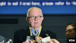 Utusan khusus AS urusan Korea Utara, Stephen Bosworth memberikan penjelasan kepada media setiba di bandara Incheon, Seoul, Selasa 4 Januari 2011.