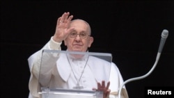 El papa Francisco dirige la oración del Ángelus desde su ventana en el Vaticano, el 10 de marzo de 2024.