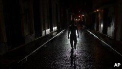 ARCHIVO - Un hombre camina por una calle de La Habana, el lunes 20 de enero de 2025, el día en que el presidente estadounidense Donald Trump asumió el cargo. 