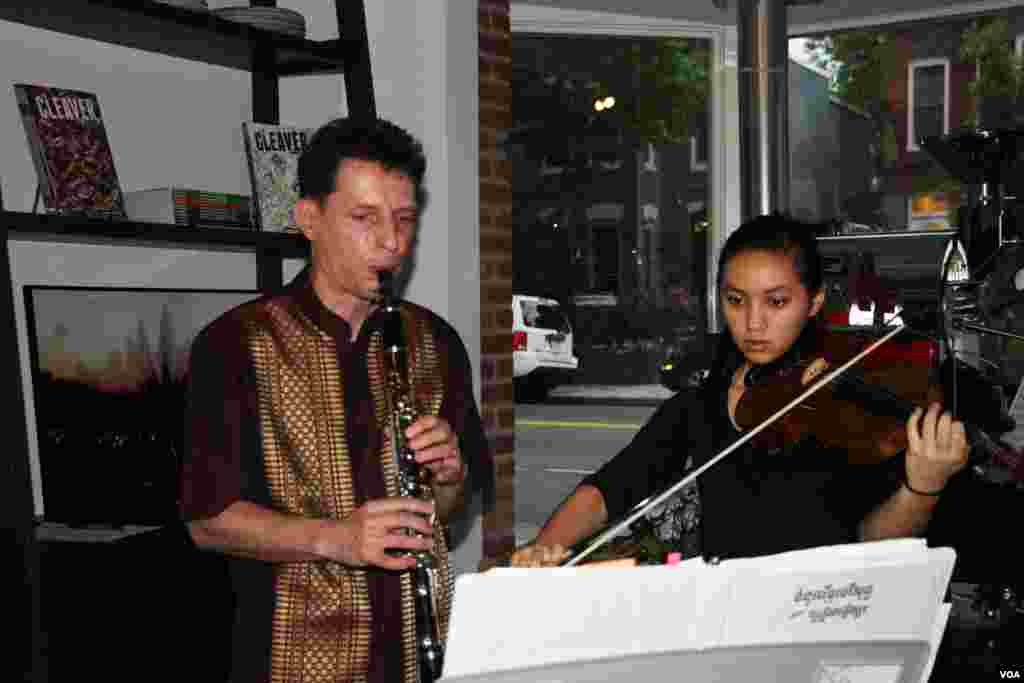 Musicians perform at a Washington, DC fundraiser and silent auction organized by Caring for Cambodia, a non-profit to help support 21 impoverished schools in Cambodia's Siem Reap province, May 4, 2017. (VOA Khmer)