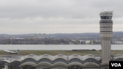 También ocurrió recientemente en el Aeropuerto Nacional Ronald Reagan, en Washington D.C.