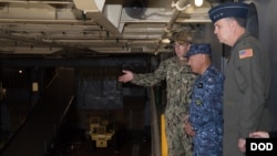 駐日美軍司令馬丁內斯空軍中將(右)陪同日本海上自衛隊官員參觀美國海軍日耳曼城號登陸艦。