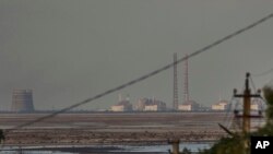 El OIEA informó que expertos en la central nuclear de Zaporiyia, en Ucrania y ocupada por Rusia, detectaron múltiples explosiones en la última semana, lo que sugiere un aumento de la actividad militar en la región, sin reportes de daños en la central hasta ahora.