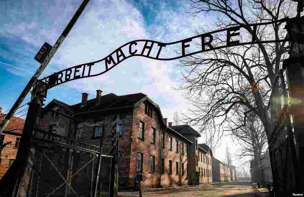 Más de 1,1 millones de personas, en su mayoría judíos, murieron de hambre, frío, enfermedades o en cámaras de gas en Auschwitz.