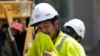 El trabajador de la construcción Fernando Padilla se limpia la cara mientras trabaja bajo el calor, el viernes 30 de junio de 2023 en Nashville, Tennessee.