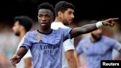 El jugador brasileño del Real Madrid,Vinicius Junior, hace gestos al árbitro señalando hacia un fanático, en un episodio con tintes racistas en España que se dio en el partido entre el club blanco y el Valencia como anfitrión en Mestalla, el 21 de mayo de 2023.