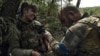 Vojnik 3. ukrajinske odvojene jurišne brigade pruža prvu pomoć svom 19-ogodišnem ranjenom saborcu, kod Bahmuta, mesta žestokih borbi sa ruskim snagama, u regionu Donjecka, 4. septembra 2023.