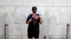 一名香港抗议者在英国驻港总领事馆外手举英国国旗。（2019年8月21日）