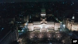 Vista panorámica del Congreso de la Nación durante las manifestaciones sociales la noche del miércoles. El Parlamento deberá aprobar las medidas anunciadas por Milei.