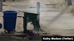 Polisi mengatakan sebuah bom pipa di tempat sampah ini dapat meledak sejenak sebelum dimulainya perlombaan lari amat (17/9). Seaside, NJ.