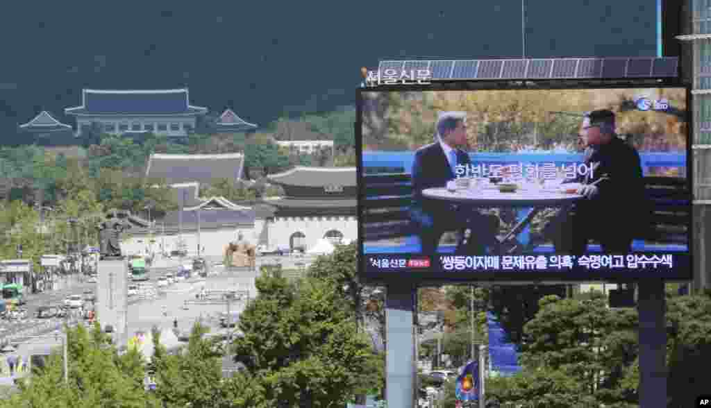 지난 5일 서울 광화문 인근에 설치된 전광판에 4.27 제1차 남북정상회담 장면이 나오고 있다.