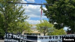 Un restaurante McDonald's en Blooomington, Indiana, ofrece salarios de hasta 15 dólares la hora para atraer emplado el 14 de mayo de 2021.