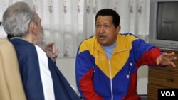 En esta foto oficial difundida el 17 de junio, Chávez conversa con Fidel Castro.