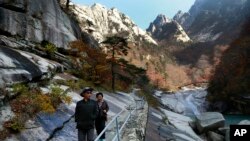 지난해 10월 금강산을 등반하는 등산객들. 