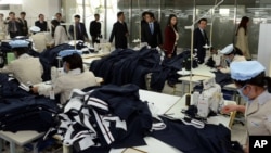 지난해 10월 한국 국회의원들이 개성공단을 현지 시찰하는 가운데, 북한 노동자들이 작업에 열중하고 있다. (자료사진)