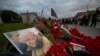 Foto dari pemimpin kelompok tentara militer swasta, Wagner, Yevgeny Prigozhin tampak berada di antara karangan bunga yang terletak di dekat bekas kantor Wagner di St. Petersburg, Rusia, pada 24 Agustus 2023. (Foto: AP/Dmitri Lovetsky) 
