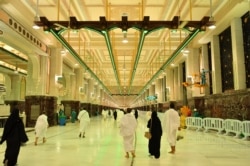 Muslims keeping a safe social distance perform Umrah at the Grand Mosque after Saudi authorities ease the coronavirus disease (COVID-19) restrictions, in the holy city of Mecca, Saudi Arabia, Oct. 4, 2020. (Saudi Press Agency/Handout via Reuters)