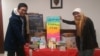 Juara Elyas Tampubolon (kiri) dan Dedeh Thowiyah (kanan) pencetus proyek "Buku Terbang" di AS (dok: Buku Terbang)