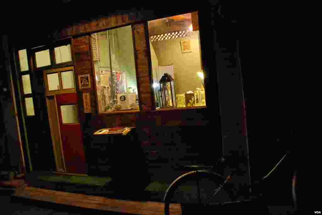 Ms. Koo’s bookstore and café in Tainan City, Taiwan. (Iris Tong/VOA)