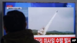 Seorang pria tengah menyaksikan siaran televisi yang menayangkan peluncuran misil Korea Utara di stasiun kereta api Seoul, Korea Selatan (3/3). 
