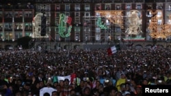 La gente asiste al día del "Grito de Independencia", que marca la Independencia de México de España, en el centro de la Ciudad de México, México, 15 de septiembre de 2024. REUTERS/Henry Romero