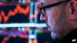 Seorang trader di New York Stock Exchange. Pasar saham global turun Kamis (10/8) dipicu ketegangan antara Amerika Serikat dan Korea Utara. (Foto:dok)