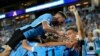 Marcelo Bielsa se enfrenta al reto de reestructurar la defensa uruguaya para la semifinal de la Copa América contra Colombia, debido a la lesión de Ronald Araújo y la suspensión de Nahitan Nández, con Matías Viña en duda por molestias.