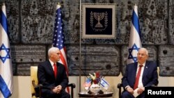Wakil Presiden Amerika Serikat Mike Pence bersama Presiden Israel Reuven Rivlin di kediaman Presiden Israel di Yerusalem, 23 Januari 2018. 
