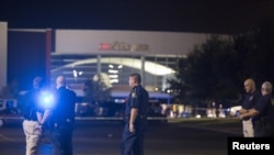 Para petugas berdiri di depan gedung bioskop pasca penembakan di Lafayette, Louisiana (23/7).