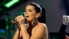 Nelly Furtado dona dinero de Gadhafi