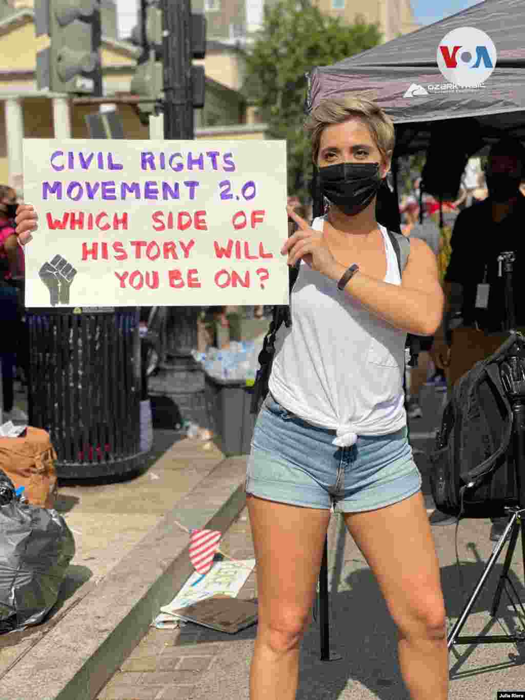 Movimiento de los derechos civiles, versión 2 ¿En qué lado de la historia estarás?, dice el cartel de esta manifestante en una protesta el sábado 6 de junio de 2020 en Washington, D.C.