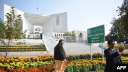 سپریم کورٹ میں کنٹونمنٹ اراضی پر تجارتی عمارات کے حوالے سے کیس کی سماعت میں چیف جسٹس گلزار احمد نے کہا کہ کراچی میں تمام غیر قانونی عمارتیں مسمار کروائی جا رہی ہیں۔ ایسا نہیں ہو سکتا کہ فوج کی غیر قانونی تعمیرات کو چھوڑ دیا جائے۔ 