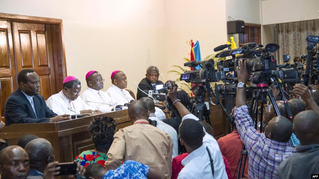 Mokambi ya CENCO (Conférence épiscopale nationale ya Congo), Mgr Marcel Utembi (C) na cardinal Fridolin Ambongo (2e D) elongo na ba episkopo basusu na centre interdiocésain ya Kinshasa, le 31 décembre 2016.