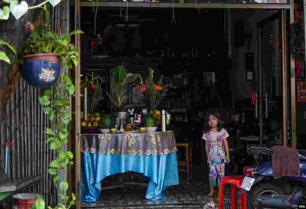 ទិដ្ឋភាពទូទៅនៃការត្រៀមរៀបចំពិធីបុណ្យចូលឆ្នាំខ្មែររបស់ពលរដ្ឋកម្ពុជា រាជធានីភ្នំពេញ នៅថ្ងៃទី ១៣ ខែមេសា ឆ្នាំ២០២០។ (ខាន់ សុគុំមនោ/VOA)