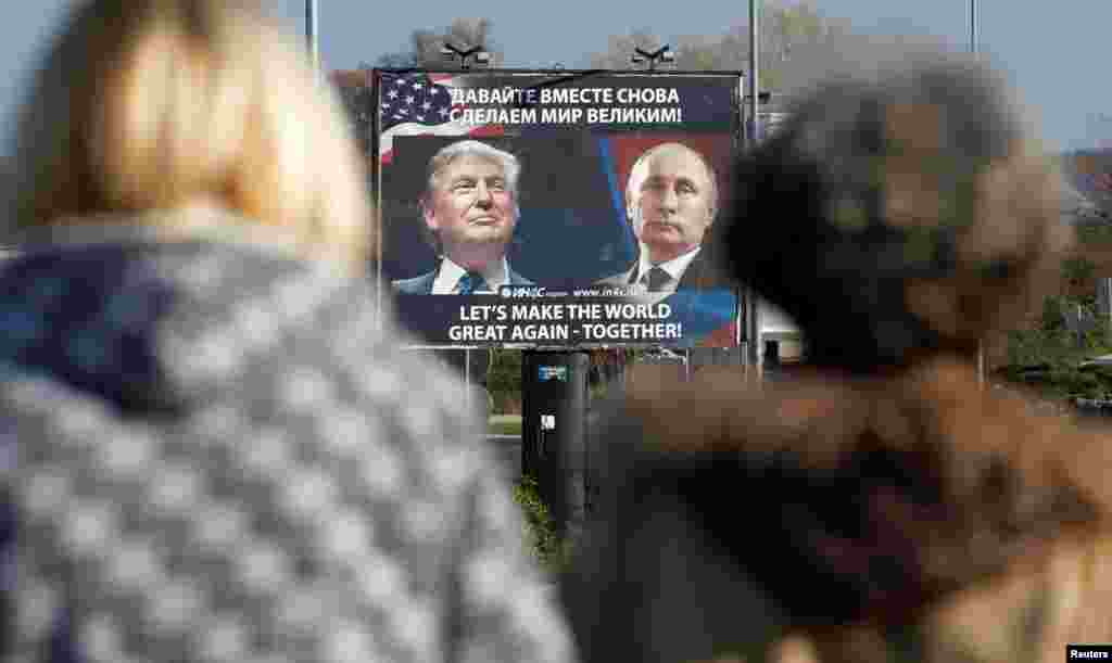 Sebuah papan iklan memajang foto Presiden-terpilih AS Donald Trump dan Presiden Rusia Vladimir Putin di kota Danilovgrad, Montenegro.