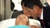 지난해 2월 설 계기 이산가족 상봉행사에서 북측 아들 김진천(66)씨를 만난 김섬경(91)할아버지가 건강상의 이유로 구급차에서 하루 일찍 작별상봉을 하고 있다. (자료사진)