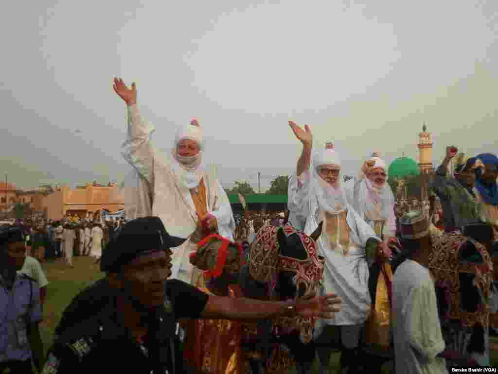 Wasu turawa 'yan kasashen waje da suka samu halartar bikin Hawan Daushe a jihar Kano. Bikin kan gayyato mutane daga sassa daban-daban na duniya.