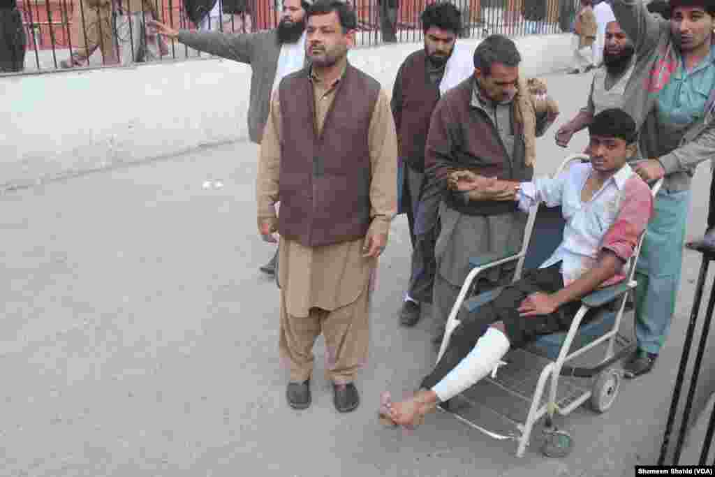 Serangan di sekolah pada Selasa pagi di Peshawar menewaskan setidaknya 140 anak-anak dan orang dewasa (VOA).
