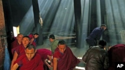 Monks gather to pray at the Labrang monastery before the Tibetan New Year in Xiahe county, Gansu Province, China, February 21, 2012.