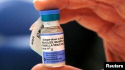 Seorang perawat memegang ampul vaksin campak, gondong dan rubella di Rumah Sakit Anak Boston, di Boston, Massachussets, 26 Februari 2015.