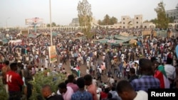 Warga Sudan berunjuk rasa memprotes pengumuman militer yang mengatakan bahwa Presiden Omar al-Bashir akan digantikan oleh pemimpin transisi dari kalangan militer di luat kantor Mentri Pertahanan Sudan di Khartoum, 11 April 2019. (Foto: dok).