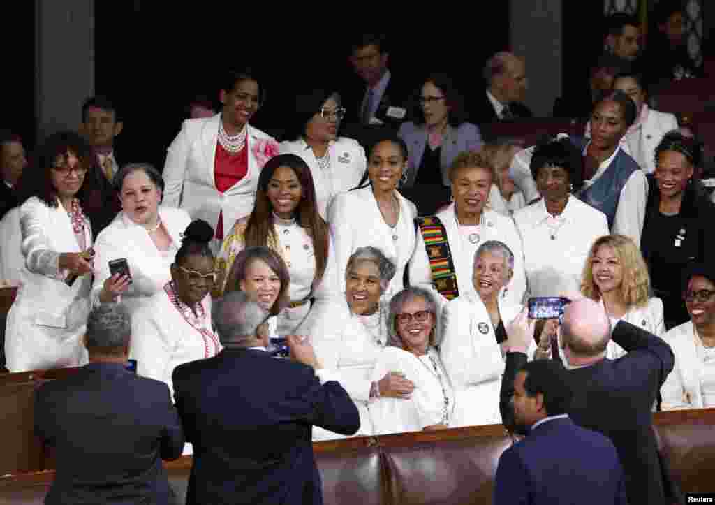 En el público reunido en el Capitolio de EEUU para presenciar el discurso de Biden, destacaron los atuendos de blanco sufragista que legisladoras demócratas vistieron para llamar la atención sobre los derechos de las mujeres. Esta es una tradición que comenzó hace años como parte de una reacción contra el expresidente Donald Trump durante sus intervenciones sobre Estado de la Nación. 
